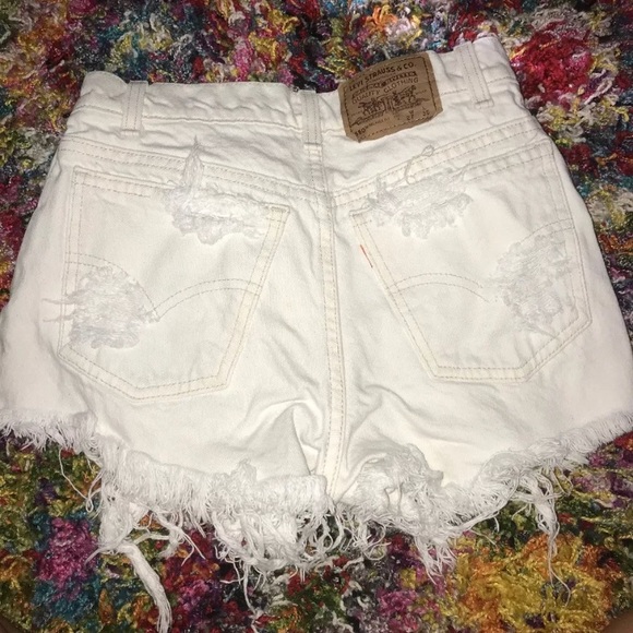 White destroyed Levi’s high waisted shorts - Picture 2 of 4